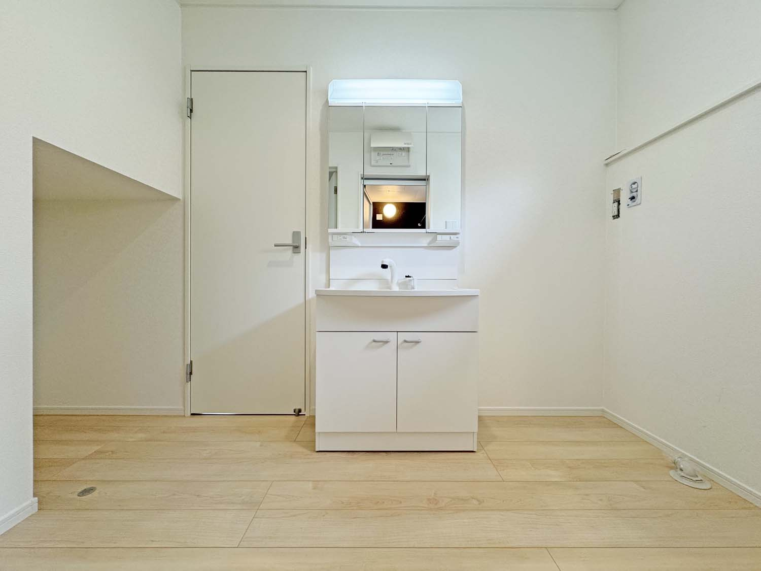 耐震+制震の家 山手町5丁目 第10：住宅性能取得物件 1号棟 山手小徒歩12分の独立洗面台|■三面鏡タイプを採用。鏡の裏にも収納できます
■手洗の洗濯にも便利なゆったりサイズのシンク 
■水栓はリフトアップ機能付、ハンドシャワーでも使えます