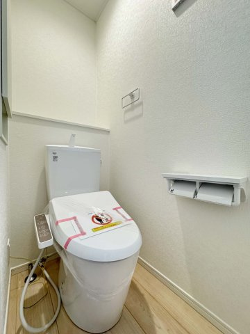 耐震+制震の家 山手町5丁目 第10：住宅性能取得物件 1号棟 山手小徒歩12分のトイレ|■温水洗浄暖房便座
■1階、2階に設置
■奥までぐるーっとフチなしのお手入れカンタン仕様