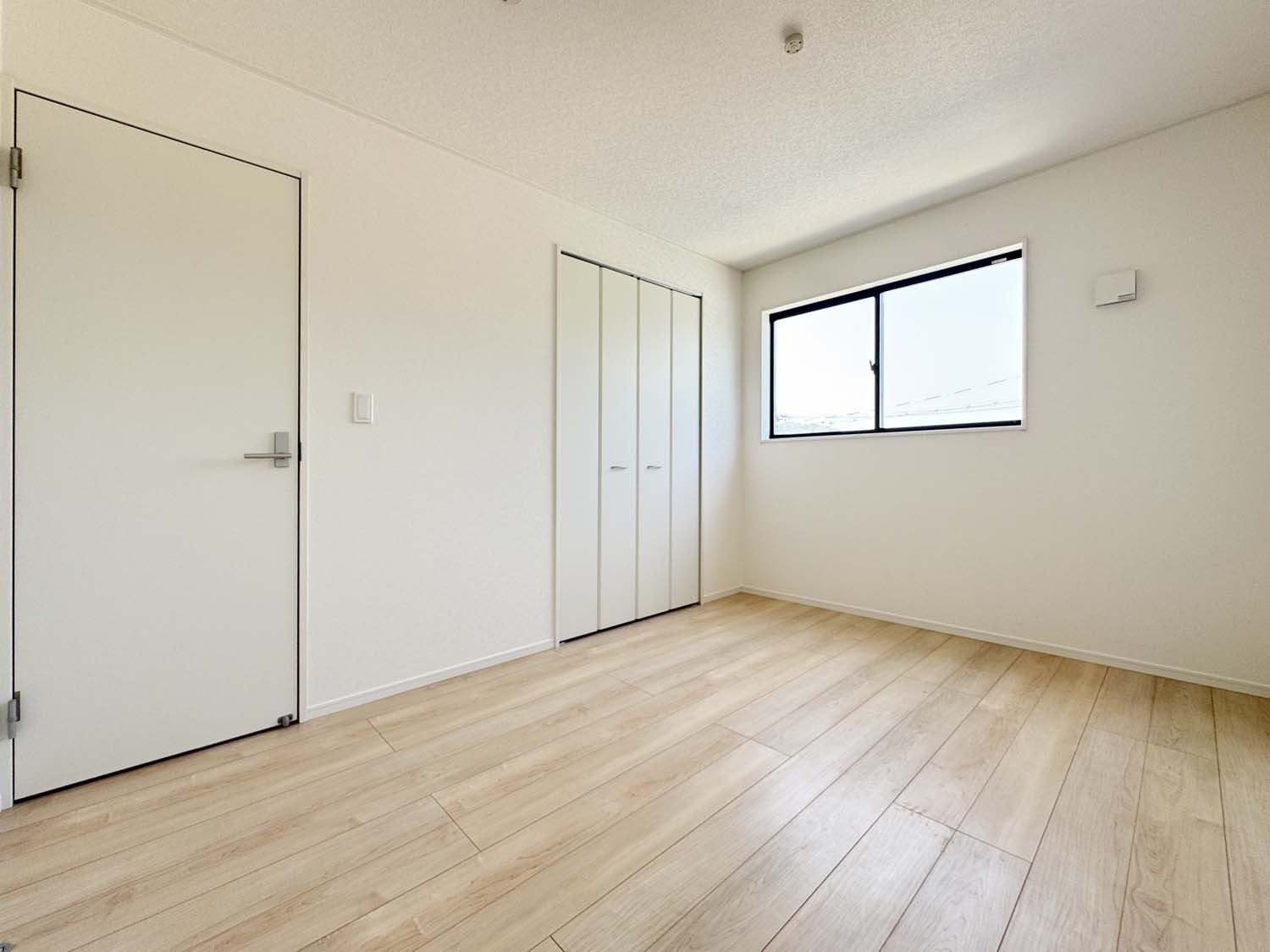 耐震+制震の家 山手町5丁目 第10：住宅性能取得物件 1号棟 山手小徒歩12分の洋室|各居室に収納を備えました