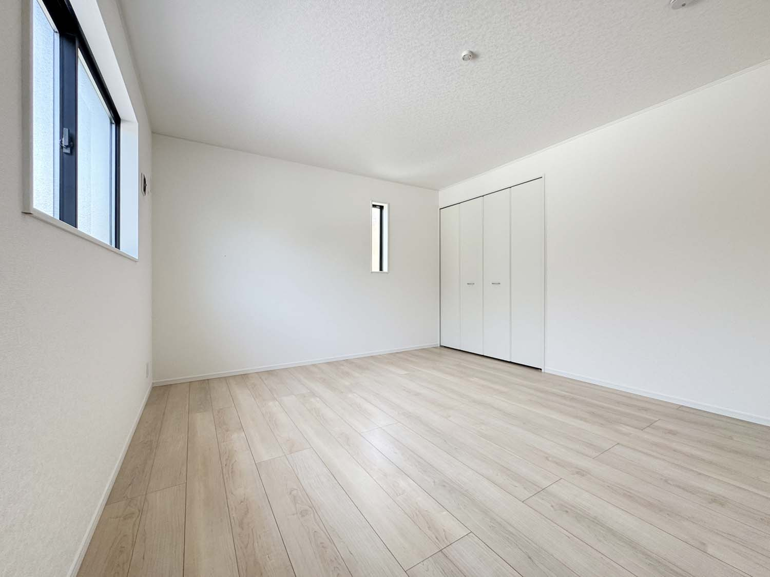 耐震+制震の家 山手町5丁目 第10：住宅性能取得物件 1号棟 山手小徒歩12分の洋室|各居室に収納を備えました