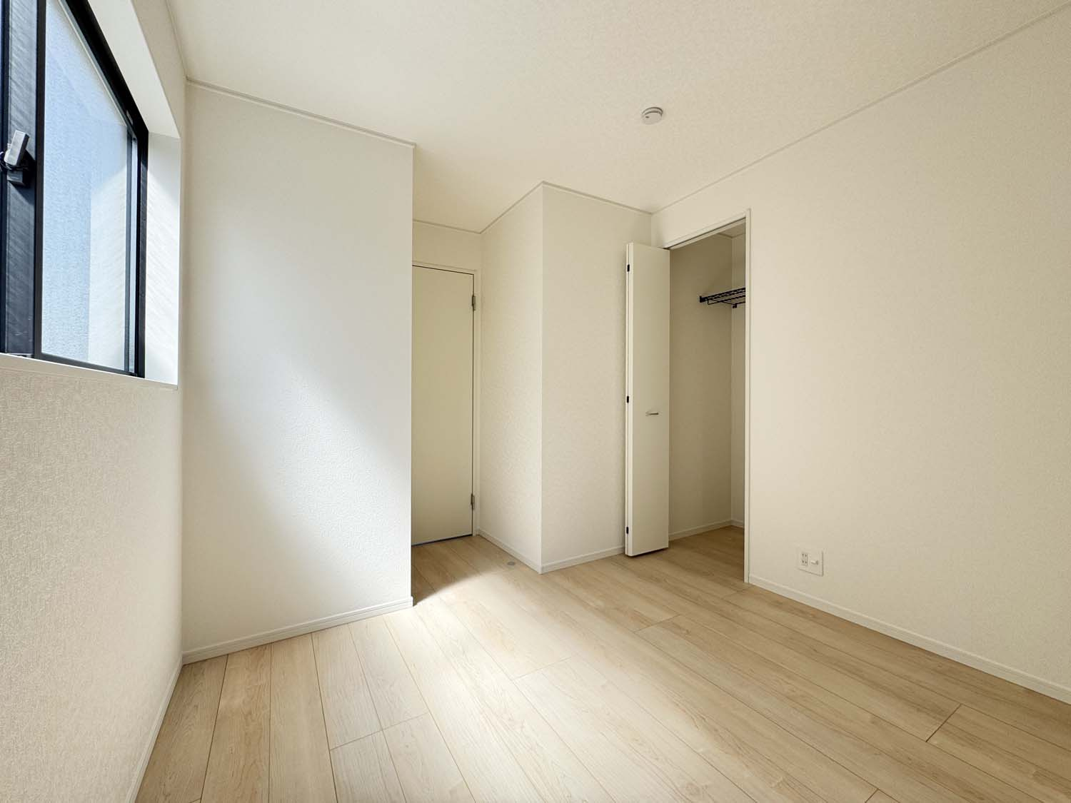 耐震+制震の家 山手町5丁目 第10：住宅性能取得物件 1号棟 山手小徒歩12分の洋室|各居室に収納を備えました