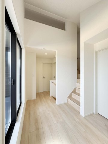 耐震+制震の家 山手町5丁目 第10：住宅性能取得物件 1号棟 山手小徒歩12分のその他|2階 フロア
光が注ぐ明るい空間で解放感を感じられます
