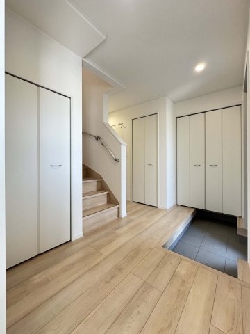 耐震+制震の家 山手町5丁目 第10：住宅性能取得物件 1号棟 山手小徒歩12分の玄関|大容量のシューズボックス