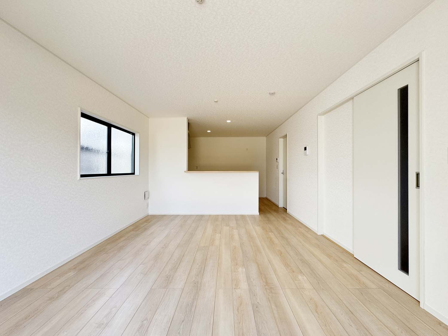 耐震+制震の家 山手町5丁目 第10：住宅性能取得物件 1号棟 山手小徒歩12分の居間・リビング|広々ＬＤＫ 
