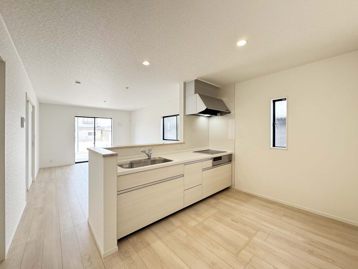 耐震+制震の家 山手町5丁目 第10：住宅性能取得物件 1号棟 山手小徒歩12分のキッチン|対面式のシステムキッチン：リビングで遊んでいるお子様を見守りながら、時にはお喋りをしながら料理や後片付けができる人気の高いスタイルです