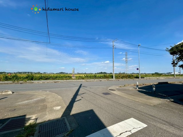 伊奈町大針　新築平屋戸建　01の前面道路含む現地写真