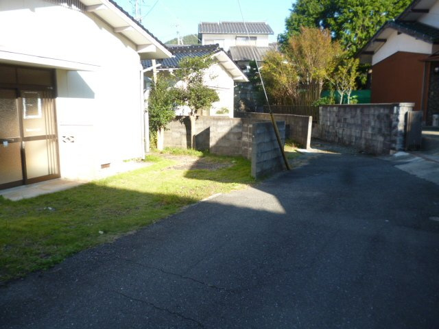 山口市宮野上の中古一戸建の前面道路含む現地写真