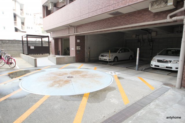 リーガル西天満　仲介手数料無料の駐車場