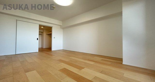 コスモヒルズ永田山王台の洋室|8.0帖のメインベットルームは居心地抜群です♪