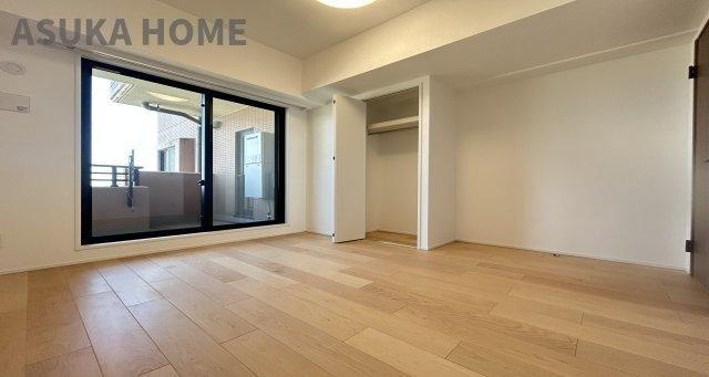 コスモヒルズ永田山王台の洋室|大きな窓からたっぷりの日差しが降り注ぐ明るい室内です♪