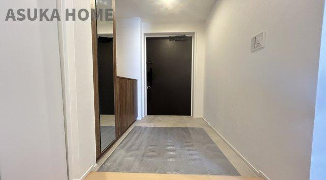 コスモヒルズ永田山王台の玄関|明るい玄関が家路からの「ただいま」の安心感を実感させてくれそうですね。