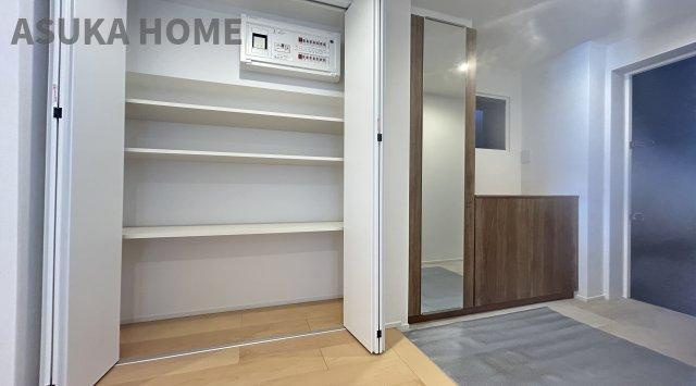 コスモヒルズ永田山王台の玄関|玄関横には、大きなミラーやシューズボックスも嬉しい設備です♪