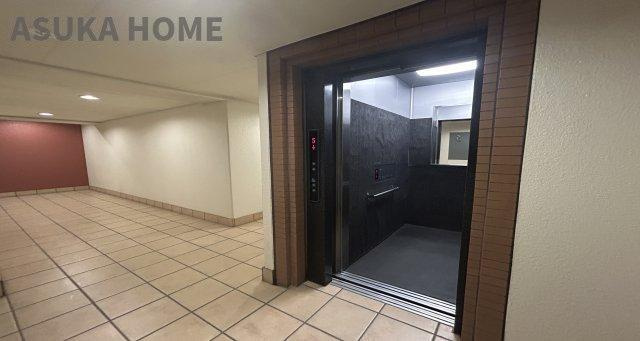 コスモヒルズ永田山王台のエントランス|エレベーターを完備したマンションです♪