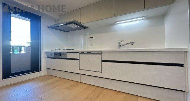 コスモヒルズ永田山王台のキッチン|ご夫婦や親子での料理をする時間が楽しくなる使い勝手の良い広いワークトップ♪