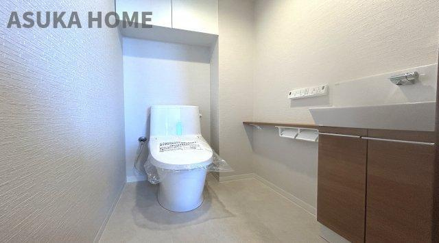 コスモヒルズ永田山王台のトイレ|手洗い設置♪新規交換済温水洗浄便座♪
上部には吊戸棚も完備♪