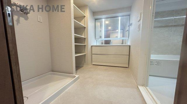 コスモヒルズ永田山王台の独立洗面台|一日の始まりの朝、歯磨きをしたりメイクや髪をセットしたり・・・使いやすさが考えられた3面鏡です♪