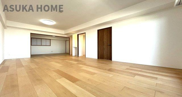 コスモヒルズ永田山王台の居間・リビング|LDKと隣接した和室は、リビングを広く使う事もできるので汎用性が高いリビングになってます。