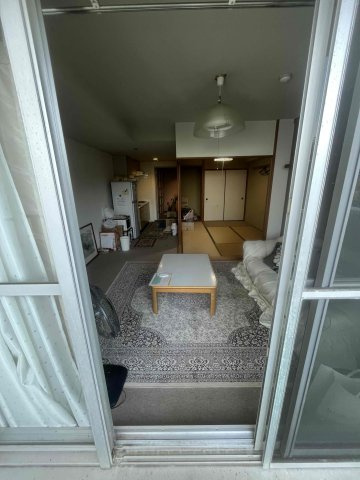 シーアイヴィラ伊豆熱川の居間・リビング|バルコニーから見た室内