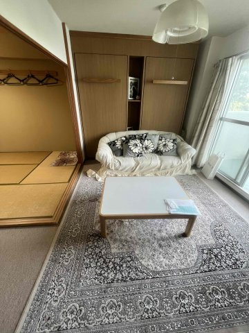 シーアイヴィラ伊豆熱川の居間・リビング|ソファー後ろに収納ベッド2つ