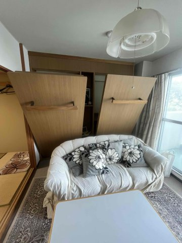 シーアイヴィラ伊豆熱川の居間・リビング|収納ベッド2つ