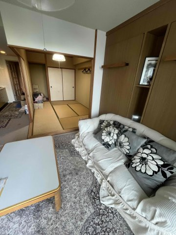 シーアイヴィラ伊豆熱川の居間・リビング|ソファー後ろに収納ベッド2つ