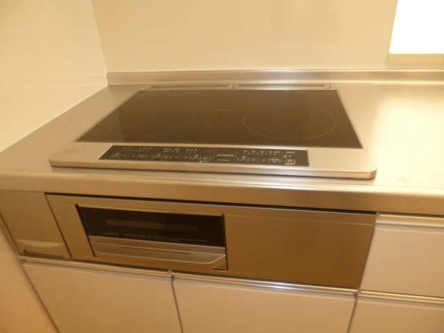 ロカ　ブリリアントAのキッチン|３口IHコンロ