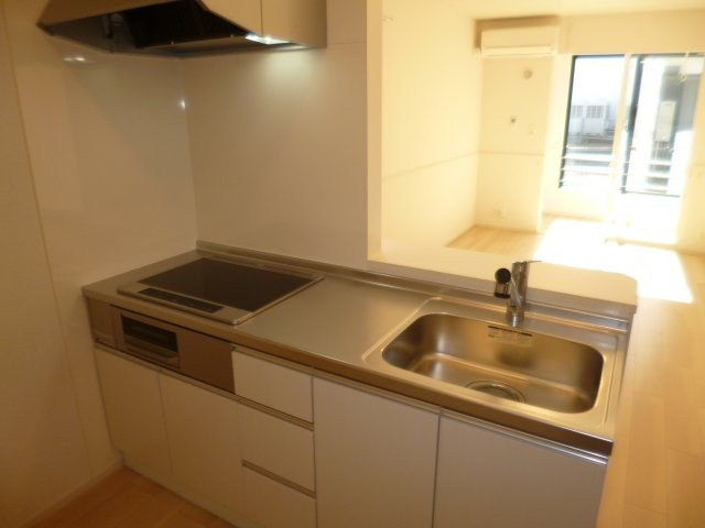 ロカ　ブリリアントAのキッチン|３口IHコンロ付システムキッチン