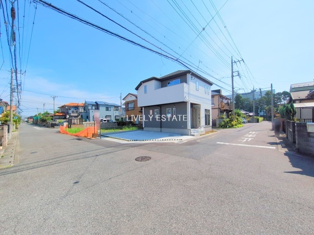 越谷市大字南荻島 新築分譲住宅の前面道路含む現地写真