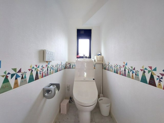 【中古戸建】前橋市小相木町のトイレ|■トイレ｜1階と2階にトイレがございます♪壁には小物を置けるスペースがあるのでトイレットペーパーのストックを置いておくのにも便利です♪写真などを飾ってもおしゃれですね♪