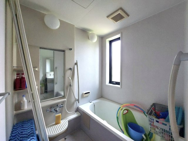【中古戸建】前橋市小相木町の浴室|■浴室｜足を伸ばしてゆったりと入浴ができる1坪タイプのバスルームです♪備え付けの棚には家族一人一人のシャンプーを分けて置くことができます♪バスルームをいつもすっきりと使えますね♪