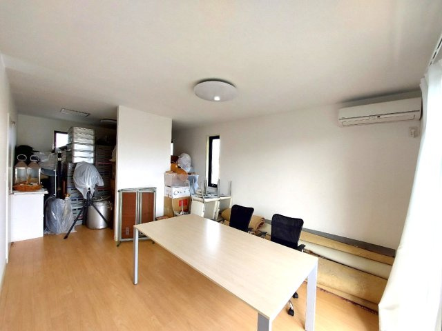 【中古戸建】前橋市小相木町の寝室|■主寝室｜ダブルベッドを置いても充分な広さを2Ｆのお部屋に設けております。お子様と家族みんなで寝るのも夢じゃありません♪窓からは光が差し込むので日中でも明るいお部屋です。