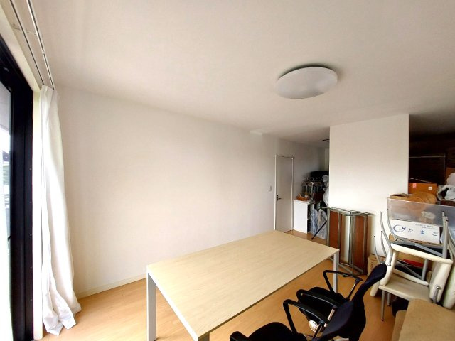 【中古戸建】前橋市小相木町の寝室|主寝室｜ベッドやテレビなどの大き目の家具を置いても余裕のある広々主寝室です♪家事やお仕事にお疲れなパパ・ママがゆっくりと過ごせる空間です♪
