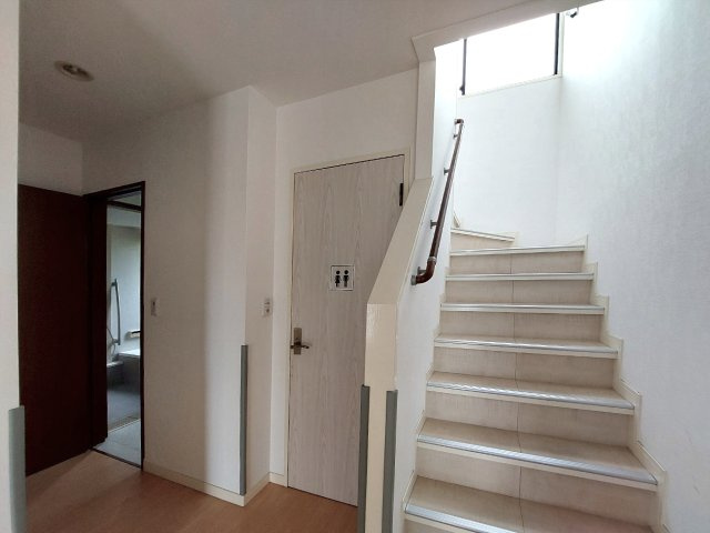 【中古戸建】前橋市小相木町の内装|■階段｜1階から2階へとつなぐ階段になっております。手すりつきで安心の階段になっています。