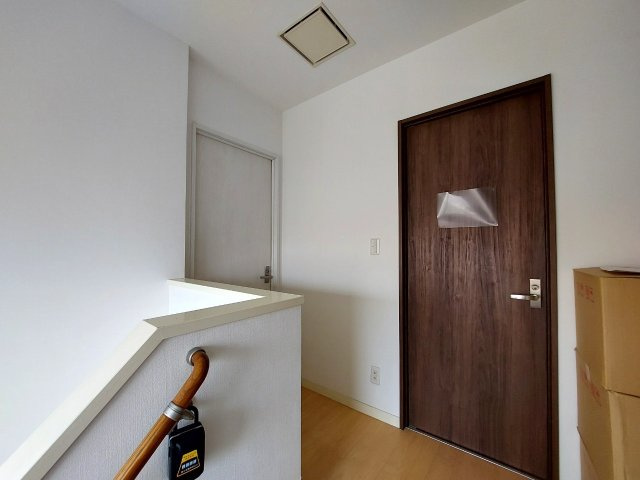 【中古戸建】前橋市小相木町の内装|■2階ホール｜2階のホールは広く開放的になっています。また扉の色もおしゃれなブラウンのデザインになっています。