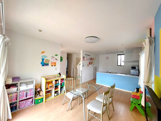 【中古戸建】前橋市小相木町の居間・リビング|■リビング｜陽当たり良好のリビングダイニング♪賃貸では叶わなかった、お友達とのホームパーティや大音量で映画やテレビを楽しむことができます(*^^*)