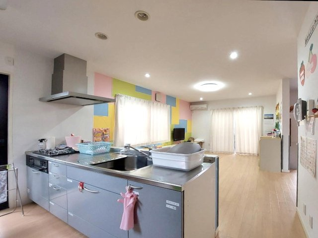 【中古戸建】前橋市小相木町のキッチン|■キッチン｜作業がはかどる広々カウンタースペース。会話がはずむ「オープンキッチン」なので家族とのコミュニケーションも活発になります。