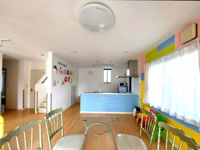 【中古戸建】前橋市小相木町の居間・リビング|■リビング｜時の流れと共に陽射しは装いを変え空間に新たな彩りを与えます。一日中家に居ても飽きることなく過ごすことができる素敵な空間です♪