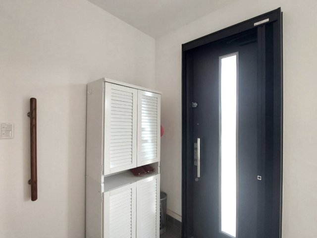 【中古戸建】前橋市小相木町の玄関|■玄関｜毎日の「いってらっしゃい」や「お帰りなさい」を大切なご家族と過ごす玄関は〈使いやすさ〉を追求しております。玄関横の物入は急な来客時でもさっとお片付けできるスペースを確保しています。