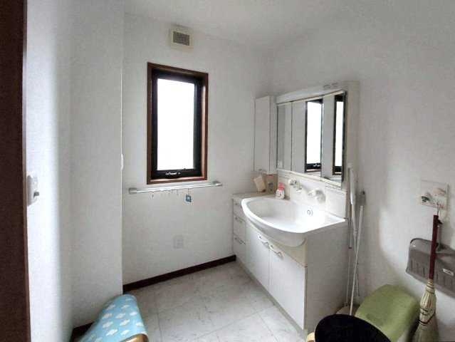 【中古戸建】前橋市小相木町の独立洗面台|■洗面室｜洗濯機を置いてもゆとりある広さの洗面脱衣室です♪三面鏡の洗面化粧台なので身支度もしやすくおしゃれが好きな方にも嬉しい設計です♪窓があるので換気の際も楽ちんです♪