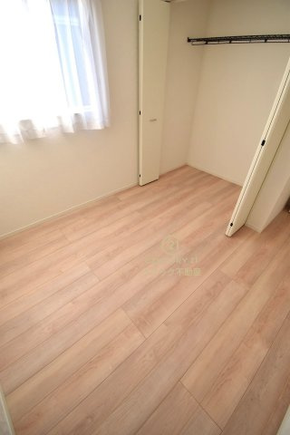 Cradlegarden　 北茨城市磯原町木皿　第3　2の洋室|折戸を開くと壁面クローゼット。衣類が横一列に並ぶためひと目で洋服が選びやすい！衣類をたくさんお持ちの方もスッキリ片付きます♪