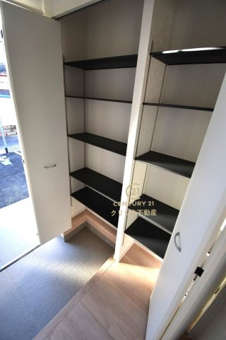 Cradlegarden　 北茨城市磯原町木皿　第3　2の玄関|たっぷり入る玄関収納です！扉の中は可動棚ですので、用途に合わせて高さを自由に変えることができます。