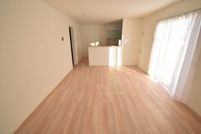 Cradlegarden　 北茨城市磯原町木皿　第3　2の居間・リビング|日差しあふれる明るいLDKです。インテリアショップで見掛けた「あの家具」も映えるかも！お気に入りの空間が寛ぎの時間を生み出します。