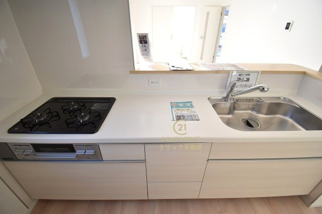 Cradlegarden　 北茨城市磯原町木皿　第3　2のキッチン|対面式システムキッチンは料理中や後片づけの間も会話が楽しめ、家族に一体感が生まれます。十分な広さのキッチンなら、家族での分担作業もはかどりそう！