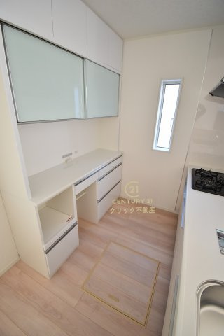 Cradlegarden　 北茨城市磯原町木皿　第3　2のキッチン|キッチン後ろにはカップボードが設置されております。電子レンジ・炊飯器・コーヒーメーカー等が一か所にまとまります。動線がコンパクトになり効率良く家事がはかどりますね♪