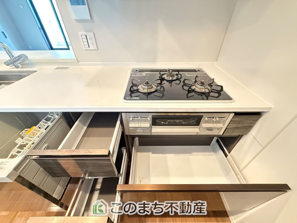 プラウド宇都宮のキッチン|人気のカウンターキッチンになっているので家族とコミュニケーションを取りながらでも家事をこなせます！