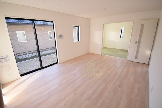 Cradlegarden　 北茨城市磯原町木皿　第3　3の居間・リビング|ナチュラルな色合いのLDKは家族が自然と寛げる場所にピッタリです。きっといつもの食事や何気ない会話も楽しくなりますね！ここから始まる「日常」がご家族にとってかけがえのない時間となりますように。