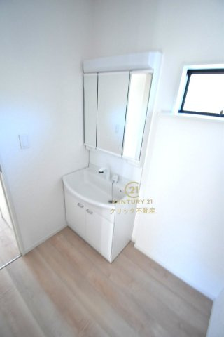 Cradlegarden　 北茨城市磯原町木皿　第3　3の独立洗面台|シャンプードレッサー付き洗面台は、広めで使いやすい、お手入れが楽なデザイン。窓があるので採光、通風良好です！