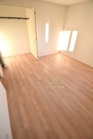 Cradlegarden　 北茨城市磯原町木皿　第3　3の洋室|折戸を開くと壁面クローゼット。衣類が横一列に並ぶためひと目で洋服が選びやすい！衣類をたくさんお持ちの方もスッキリ片付きます♪