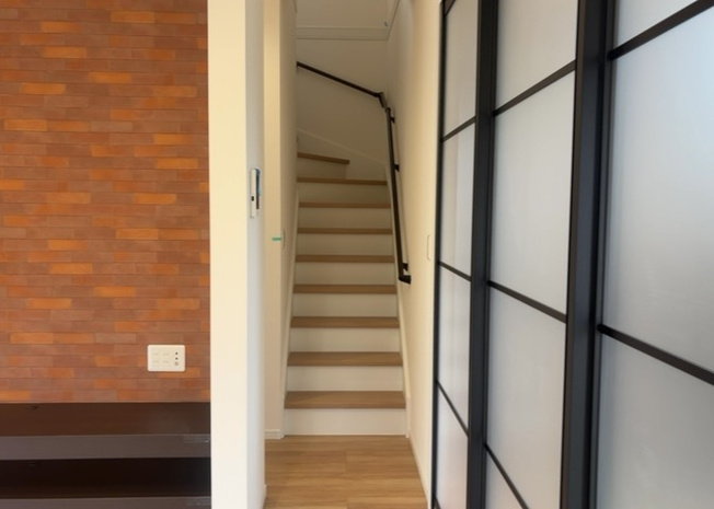 【内装】 | 建物の上下階の通路である階段は、その位置によって動線や室内の印象が大きく左右されます。手摺にも重要な役割があり、転倒の防止・歩行や動作を円滑にして日常生活を支えることを主な目的として設置されています。