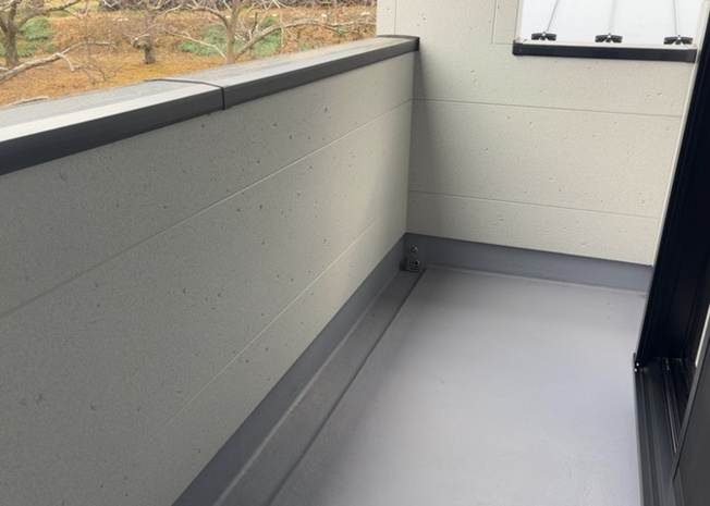 【バルコニー】 | バルコニーは、室外の専用スペースのうち、「屋根がなく開放された空間」であるものを指します。ベランダより広いタイプのものが多く、日当たりもよいため家庭菜園などを楽しみたい人にとって適した環境となります。